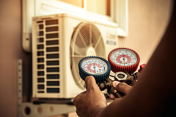 Professional Hvac technician working in Millstadt, IL